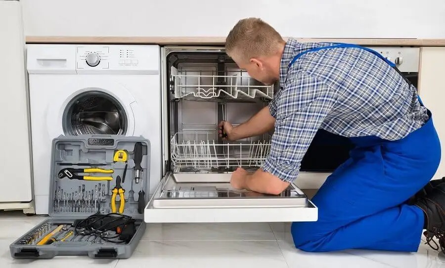 Erenler Gaggenau servisi teknisyen ekibi beyaz eşya tamiri yaparken